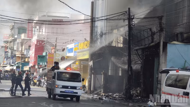 Lực lượng phòng cháy, chữa cháy và cứu nạn, cứu hộ đã khẩn trương điều động phương tiện cùng cán bộ, chiến sĩ đến hiện trường triển khai các biện pháp dập lửa.