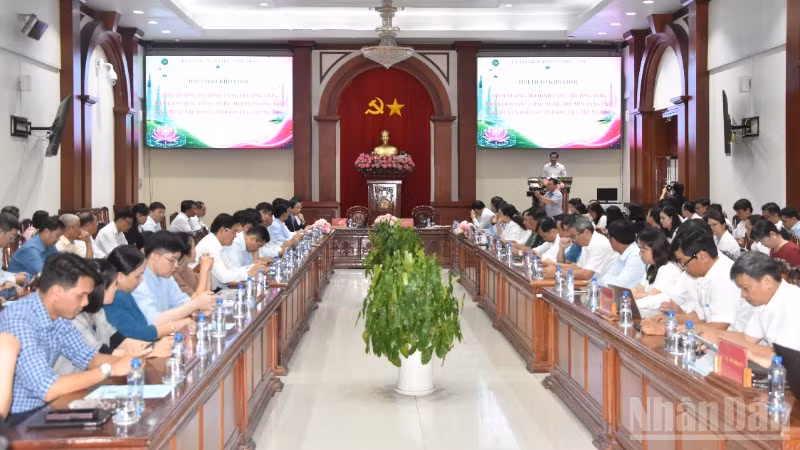 Các đại biểu tham dự hội thảo khoa học tại Đồng Tháp.