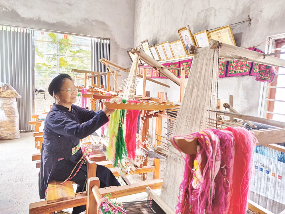 Nghệ nhân Nông Thị Thược thực hành kỹ thuật dệt thổ cẩm. Ảnh: Văn Học 