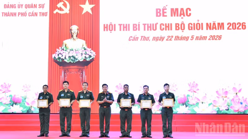 Đại tá Phạm Ngọc Quang, Chính ủy Bộ Chỉ huy Quân sự thành phố trao giấy khen cho các thí sinh đạt thành tích xuất sắc tham gia hội thi.