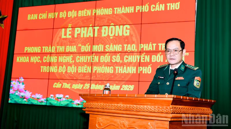 Đại tá Huỳnh Thanh Hùng, Chính ủy Bộ đội Biên phòng thành phố Cần Thơ phát động thi đua tại buổi lễ.