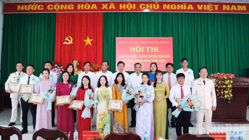 Ban tổ chức hội thi trao thưởng cho các thí sinh đạt thành tích cao.