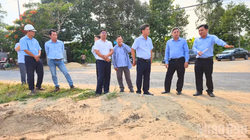 Lãnh đạo thành phố Cần Thơ kiểm tra công trình còn vướng mắc.