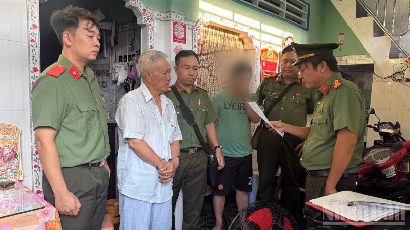 Cơ quan An ninh điều tra (Công an tỉnh Đồng Tháp) đọc Quyết định khởi tố vụ án, khởi tố bị can và Lệnh bắt tạm giam đối với Trần Ngọc Sương. (Ảnh: Duy Phương)