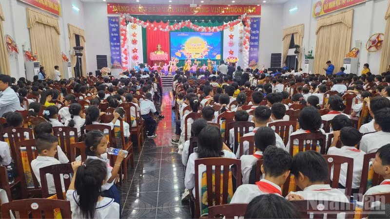 Quang cảnh Đêm hội trăng rằm tại xã Long Phú, thành phố Cần Thơ.