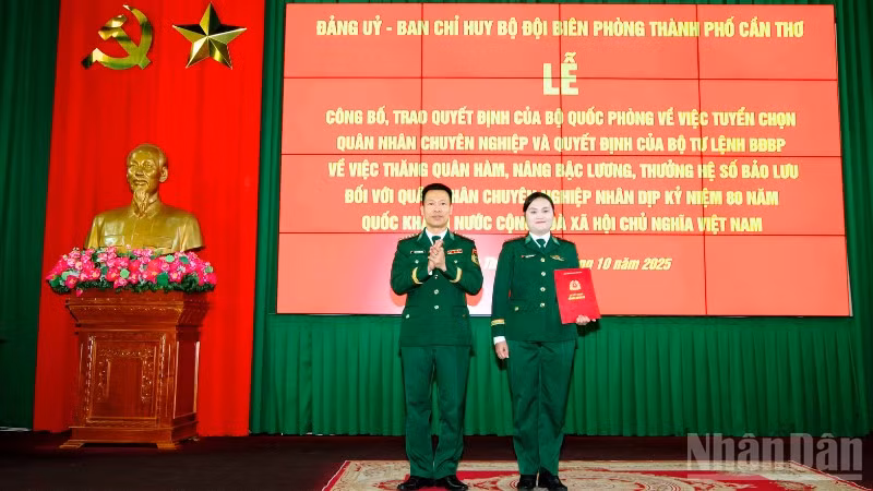 Đại tá Phạm Lê Xuân Bình, Chỉ huy trưởng Bộ đội Biên phòng thành phố Cần Thơ trao quyết định tuyển chọn Quân nhân chuyên nghiệp.