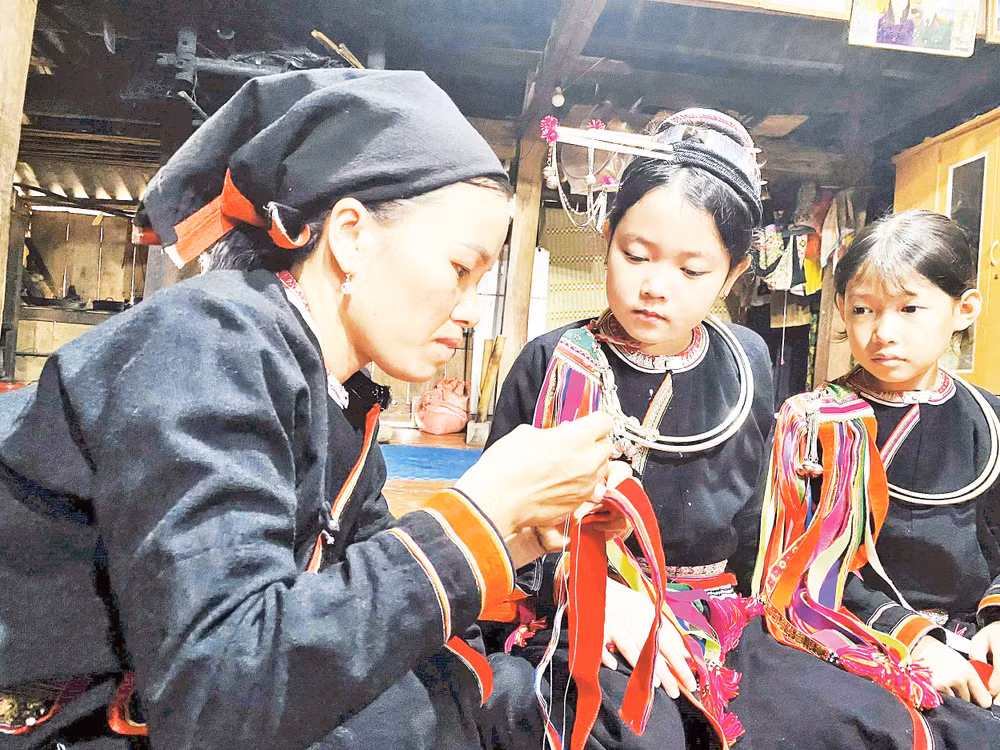 Bà con Sán Chỉ ở Bằng Thành trong trang phục dân tộc dịp Lễ hội Khai Xuân đầu năm mới. Ảnh: Thu Hường