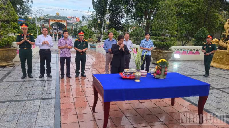 Các đồng chí lãnh đạo thành phố thành kính dâng hương trước Tượng đài Tổ quốc ghi công để tưởng nhớ, tri ân công lao to lớn của các Anh hùng liệt sĩ.