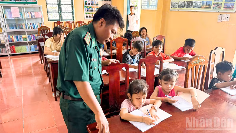 Cán bộ Đồn Biên phòng Lai Hòa, Bộ đội Biên phòng thành phố Cần Thơ trực tiếp giảng dạy cho các em học sinh. 