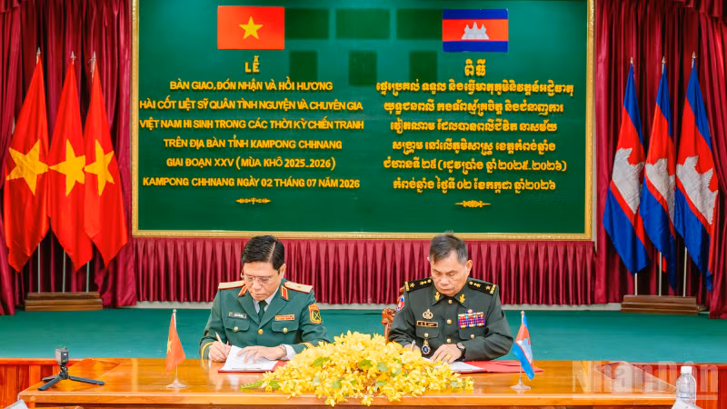 Thiếu tướng Huỳnh Văn Ngon, Phó Chính ủy Quân khu, Trưởng Ban Chỉ đạo 515 Quân khu 9 (bên trái) và Trung tướng Mum Sopheap, Phó Tư lệnh Quân khu Đặc biệt ký kết biên bản giao nhận hài cốt liệt sĩ quân tình nguyện và chuyên gia Việt Nam hy sinh trong các thời kỳ chiến tranh tại Campuchia.