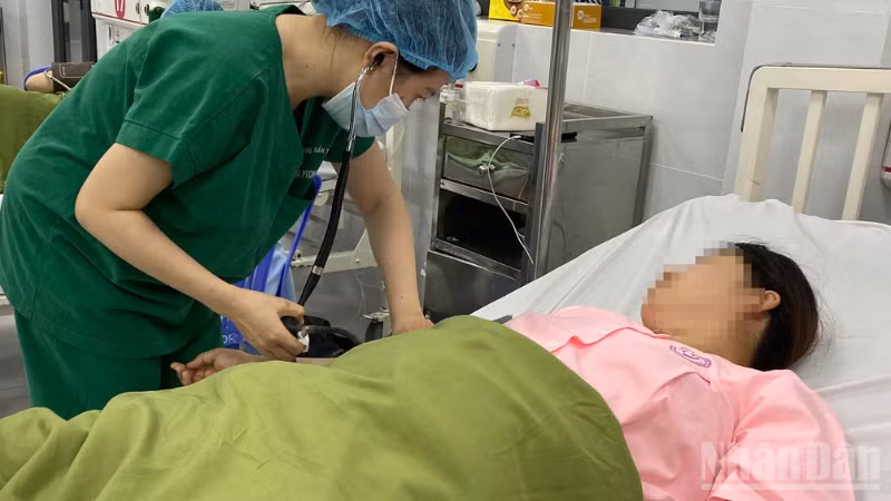 Sản phụ tiếp tục được theo dõi, điều trị tích cực sau phẫu thuật.