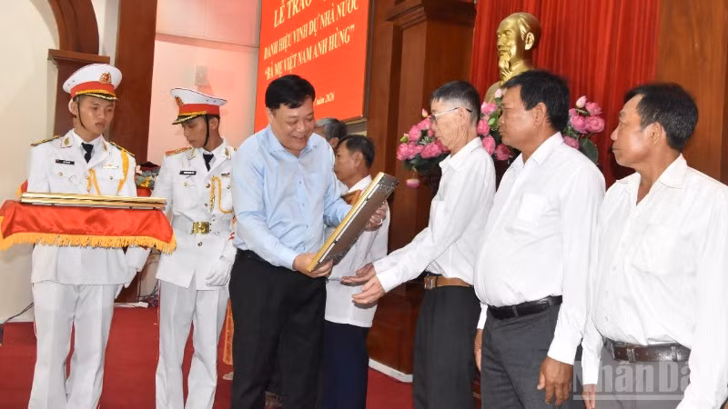 Đồng chí Phạm Thành Ngại, Chủ tịch Ủy ban nhân dân tỉnh Đồng Tháp trao bằng công nhận "Bà mẹ Việt Nam Anh hùng" cho thân nhân các Mẹ.