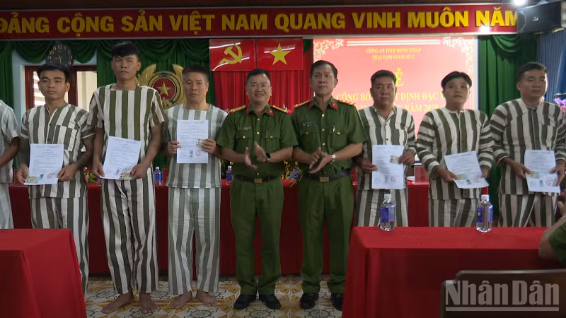 ndo_br_5-le-cong-bo-quyet-dinh-dac-xa-cua-chu-tich-nuoc-tai-trai-tam-giam-so-2-cong-an-tinh-dong-thap-anh-duy-phuong-1-9702.png