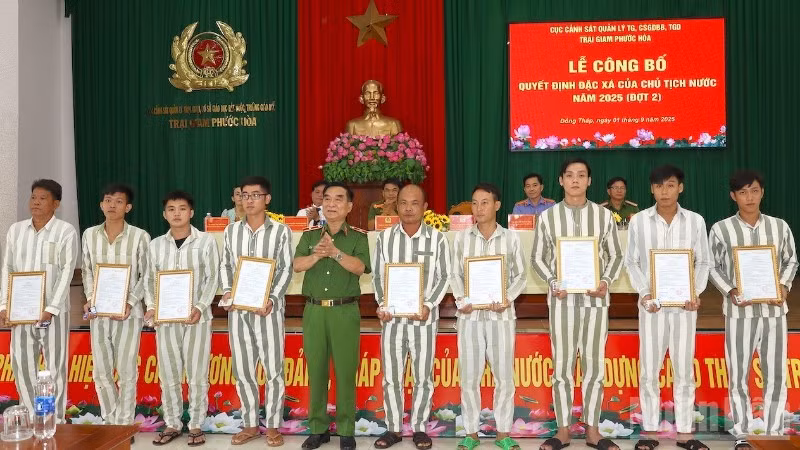 Thiếu tướng Nguyễn Việt Hùng trao quyết định đặc xá của Chủ tịch nước cho các phạm nhân được đặc xá. 