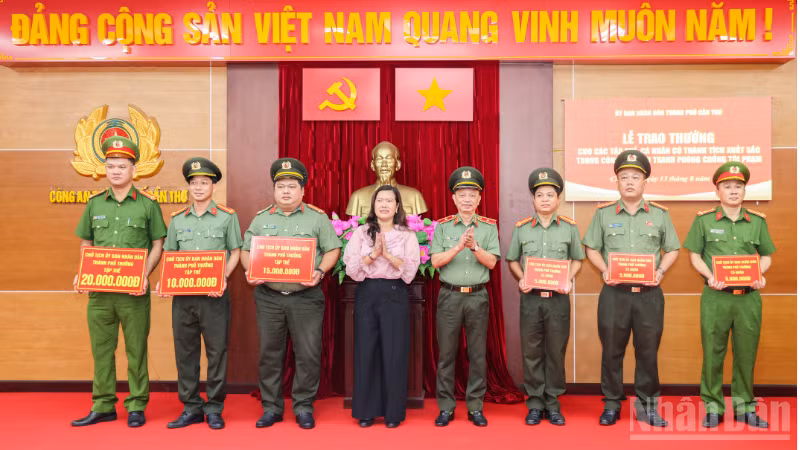 Thiếu tướng Huỳnh Việt Hòa, Giám đốc Công an thành phố Cần Thơ; đồng chí Nguyễn Thị Ngọc Điệp, Phó Chủ tịch Ủy ban nhân dân thành phố trao thưởng cho các tập thể, cá nhân. (Ảnh: Công an cung cấp)