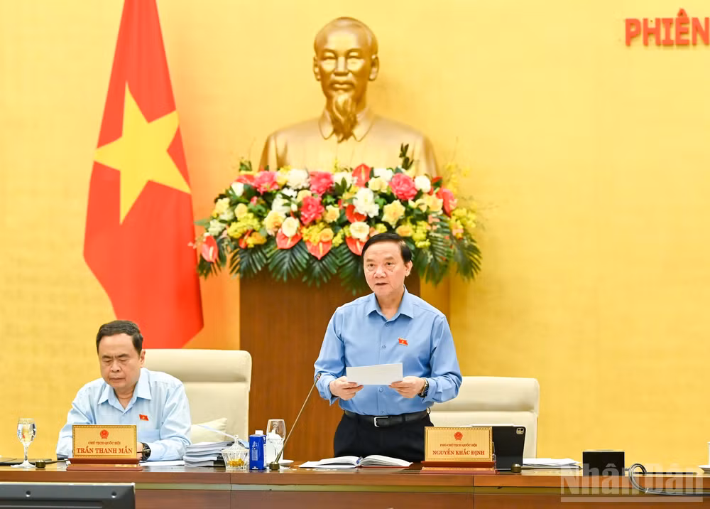 Phó Chủ tịch Quốc hội Nguyễn Khắc Định điều hành nội dung thảo luận sáng 3/6. (Ảnh: DUY LINH)
