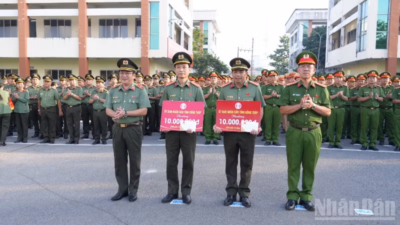 Giám đốc Công an tỉnh Đồng Tháp Lâm Phước Nguyên và Phó Giám đốc Công an tỉnh Đồng Tháp Trần Văn Tròn trao thưởng của Ủy ban nhân dân tỉnh Đồng Tháp cho các tập thể.