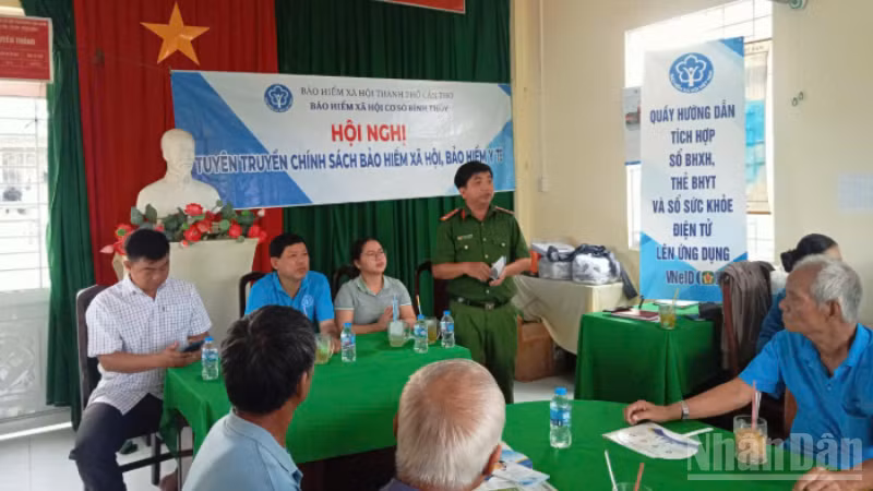 Bảo hiểm xã hội Cơ sở Bình Thủy lồng ghép tuyên truyền chính sách bảo hiểm xã hội, bảo hiểm y tế và hướng dẫn người dân tích hợp sổ bảo hiểm xã hội, thẻ bảo hiểm y tế trên ứng dụng VNeID. (Ảnh: LÊ THẢO)