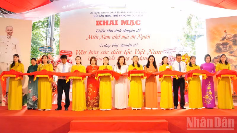 Các đại biểu thực hiện nghi thức khai mạc triển lãm. (Ảnh: VĂN ÚT)