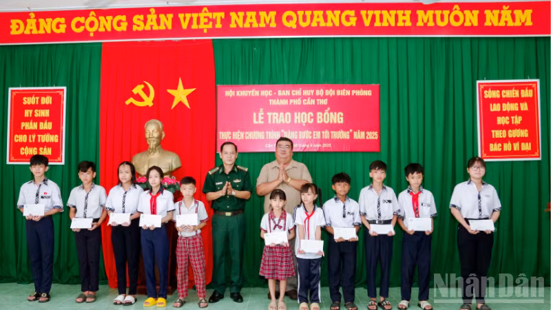 Ban Chỉ huy Bộ đội Biên phòng thành phố Cần Thơ phối hợp Hội Khuyến học thành phố tổ chức Lễ trao học bổng cho các em học sinh trên địa bàn khu vực biên giới biển.