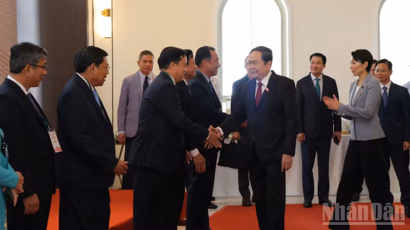 Chủ tịch Quốc hội Trần Thanh Mẫn chúc mừng đại biểu tham dự Hội nghị.