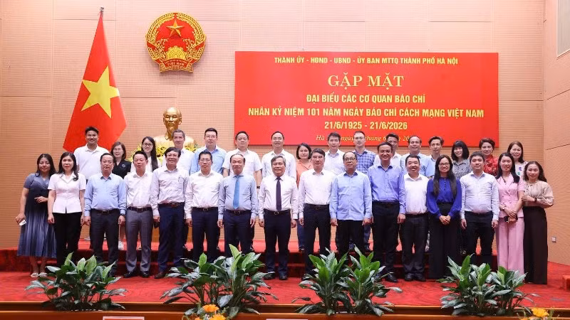 Lãnh đạo thành phố Hà Nội chụp ảnh lưu niệm với đại diện các cơ quan báo chí. 