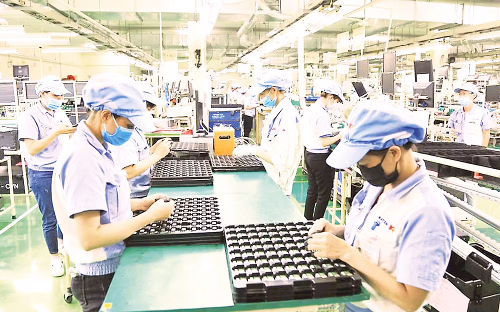 Sản xuất, lắp ráp hàng linh kiện điện tử xuất khẩu tại Khu công nghiệp Quang Minh, TP Hà Nội. 