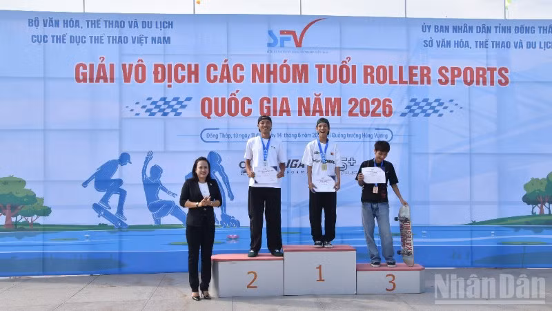 Ban tổ chức trao giải cho các vận động viên.