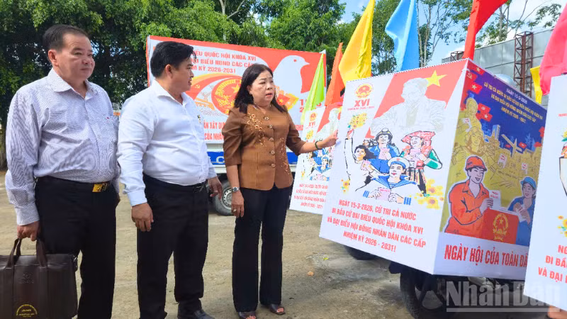 Bà Mã Thị Tươi, Ủy viên Ban Thường vụ Thành ủy, Phó Chủ tịch Thường trực Hội đồng nhân dân thành phố Cần Thơ kiểm tra công tác tuyên truyền tại xã Trường Long Tây.