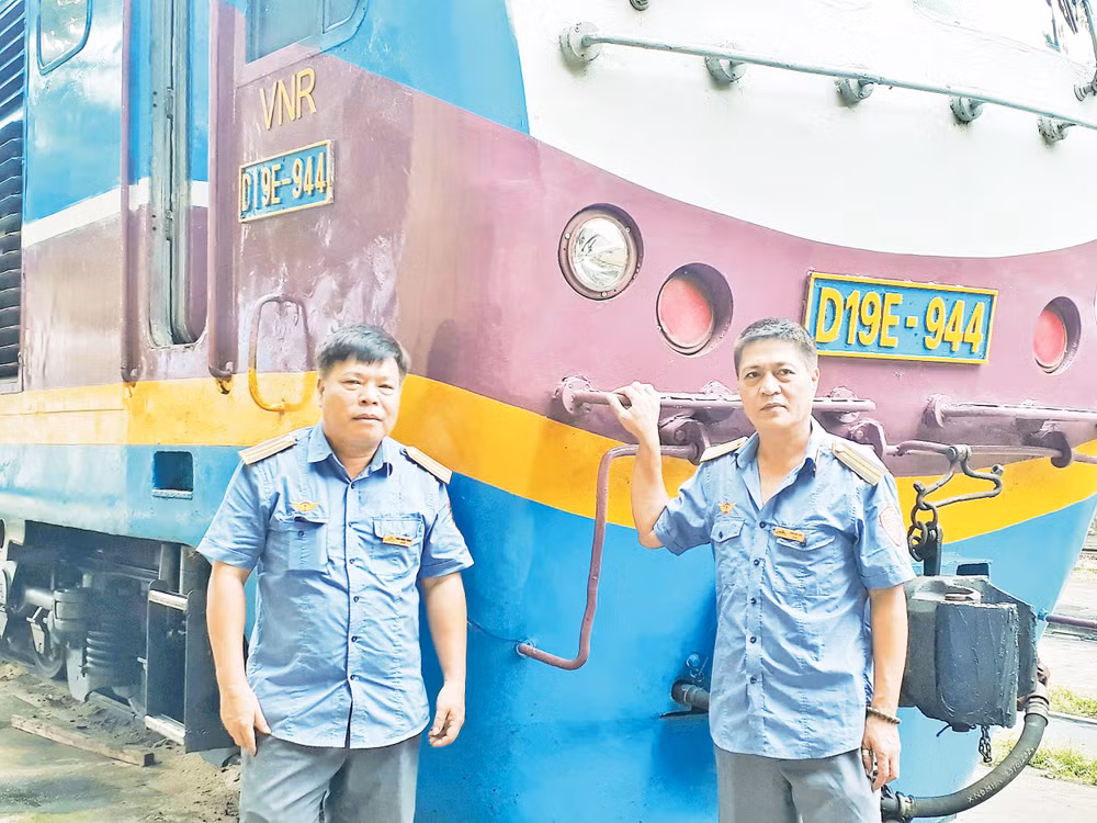 Anh Phạm Quang Thành (trái) và anh Đinh Đức Huy luôn nỗ lực cho những chuyến tàu an toàn. 