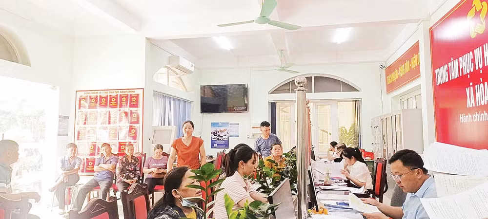 Cán bộ Trung tâm Phục vụ hành chính công xã Hòa An giải quyết thủ tục hành chính phục vụ người dân.
