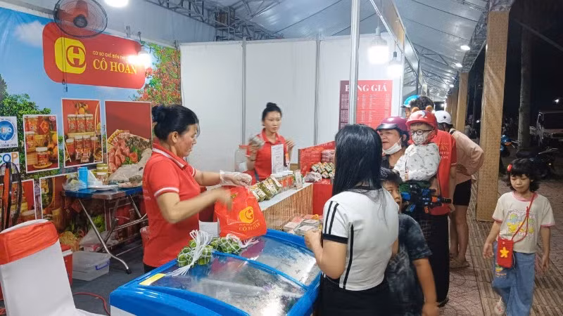 Sản phẩm OCOP của địa phương được người tiêu dùng ưa chuộng.