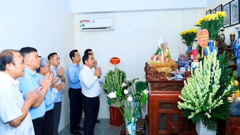 Bí thư Thành ủy Hà Nội Trần Đức Thắng dâng hương tưởng nhớ đồng chí Lê Quang Đạo.