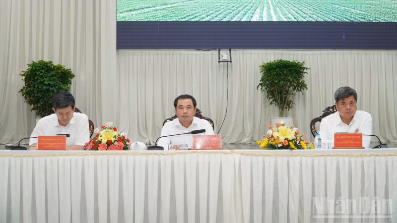 Đồng chí Trần Đức Thắng, Ủy viên Bộ Chính trị, Bộ trưởng Nông nghiệp và Môi trường (ngồi giữa) chủ trì hội nghị.