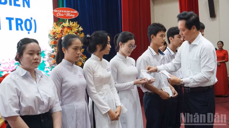 Lãnh đạo tỉnh Đồng Tháp trao học bổng cho các em học sinh trên địa bàn tỉnh.