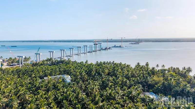 Công trình cầu Đại Ngãi bắc qua sông Hậu nối hai bờ tỉnh Vĩnh Long, thành phố Cần Thơ.