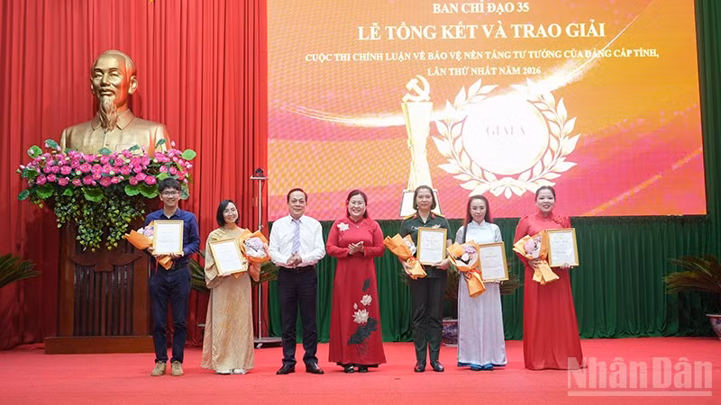 Đại diện nhóm tác giả, các tác giả đoạt giải A các thể loại được biểu dương, khen thưởng tại buổi lễ trao giải. (Ảnh: MINH KHỞI)