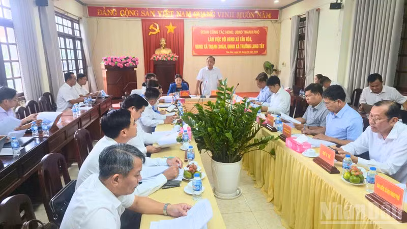 Quang cảnh buổi làm việc. (Ảnh: VĂN ÚT)
