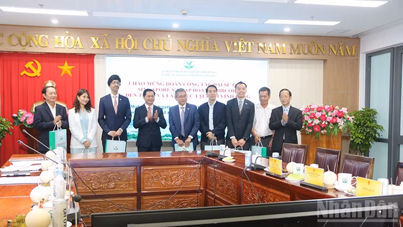 Lãnh đạo Tỉnh ủy Vĩnh Long trao quà lưu niệm cho Đoàn công tác của Đại sứ quán nước Cộng hòa Singapore. (Ảnh: MINH KHỞI)