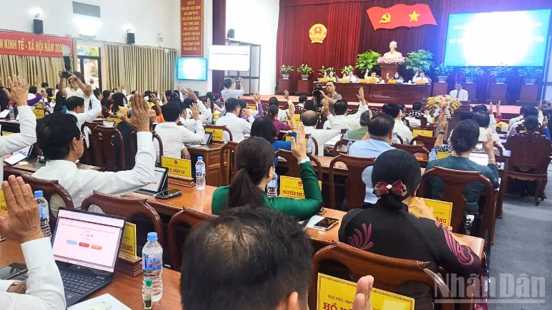Đại biểu Hội đồng nhân dân thành phố Cần Thơ biểu quyết thông qua nghị quyết.