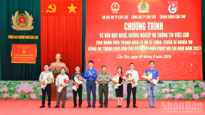 Lãnh đạo Công an thành phố và Thành đoàn Cần Thơ tặng hoa cảm ơn các đơn vị đồng hành cùng chương trình. (Ảnh: Công an cung cấp)