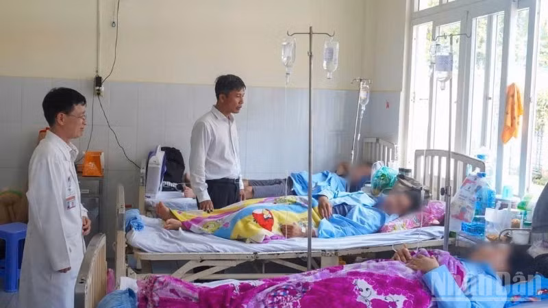Bí thư Đảng ủy, Chủ tịch Hội đồng nhân dân phường Đạo Thạnh Trịnh Văn Lợi thăm các trường hợp đang điều trị tại bệnh viện.