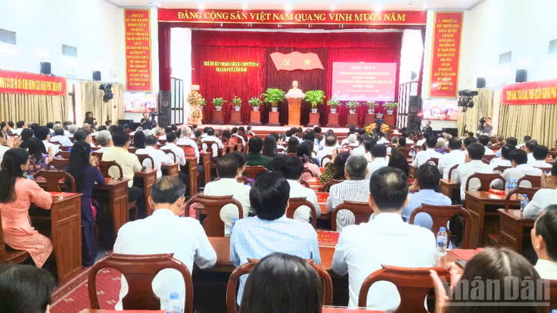 Quang cảnh họp mặt. (Ảnh: VĂN ÚT)