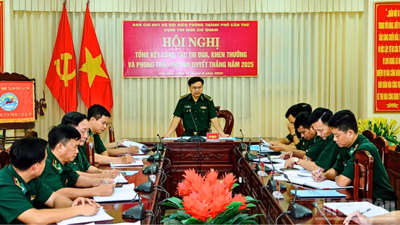 Đại tá Hà Huy Trường, Phó Chính ủy Bộ đội Biên phòng thành phố Cần Thơ phát biểu chỉ đạo tại hội nghị.