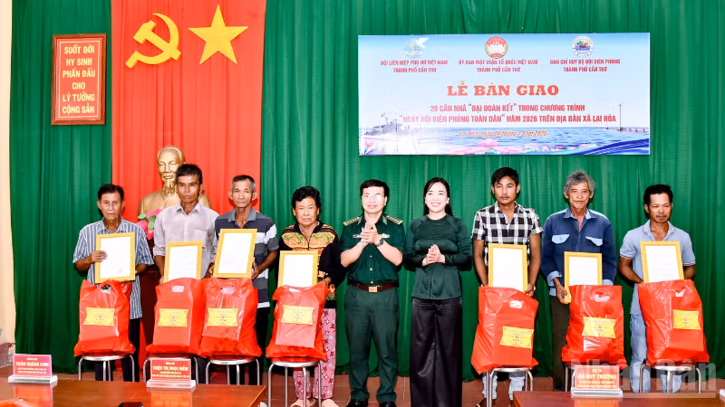 Đại điện lãnh đạo các đơn vị trao quyết định bàn giao nhà và tặng quà cho các hộ dân trên địa bàn xã Lai Hòa.