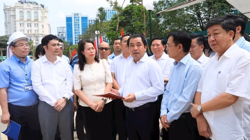 Đồng chí Trần Đức Thắng kiểm tra dự án nhà tái định cư N01, khu đô thị mới Cầu Giấy. (Ảnh: QUANG THÁI)