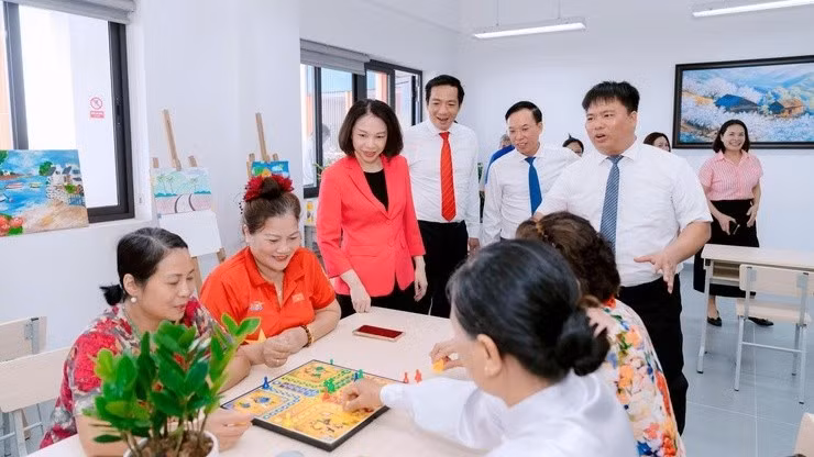 Lãnh đạo thành phố Hà Nội tham quan mô hình chăm sóc sức khỏe người cao tuổi tại phường Long Biên.