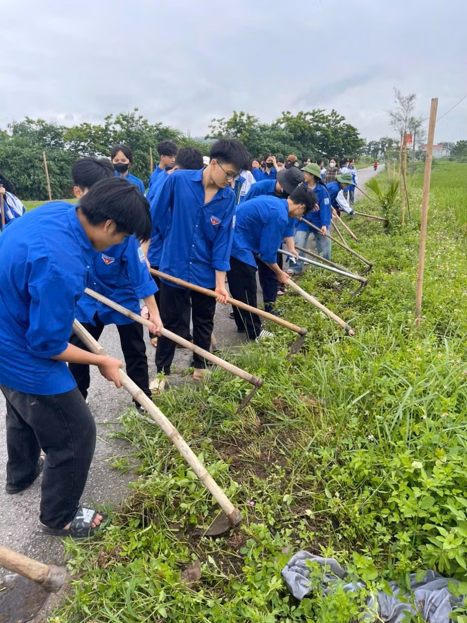 Thanh niên Bắc Giang chung sức vệ sinh môi trường, bảo vệ cảnh quan nông thôn. (Nguồn: Tỉnh đoàn Bắc Giang)