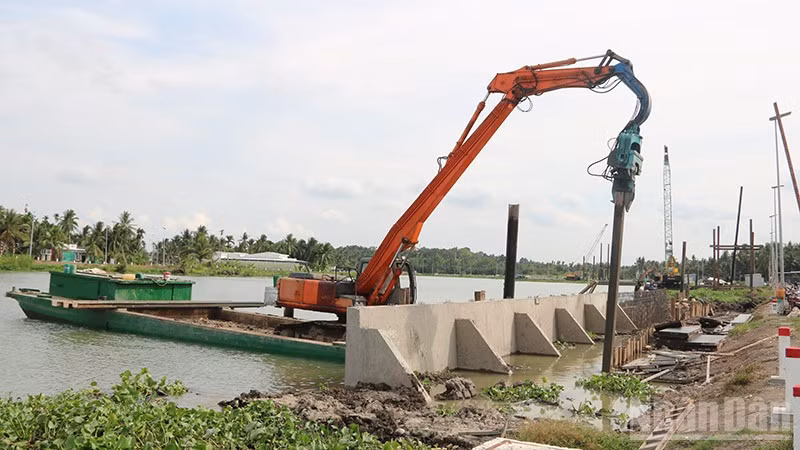 Nhà thầu thi công bờ kè tại xã Bình Phú, thuộc dự án hạ tầng hồ chứa nước ngọt dọc bờ sông Láng Thé giai đoạn 1.