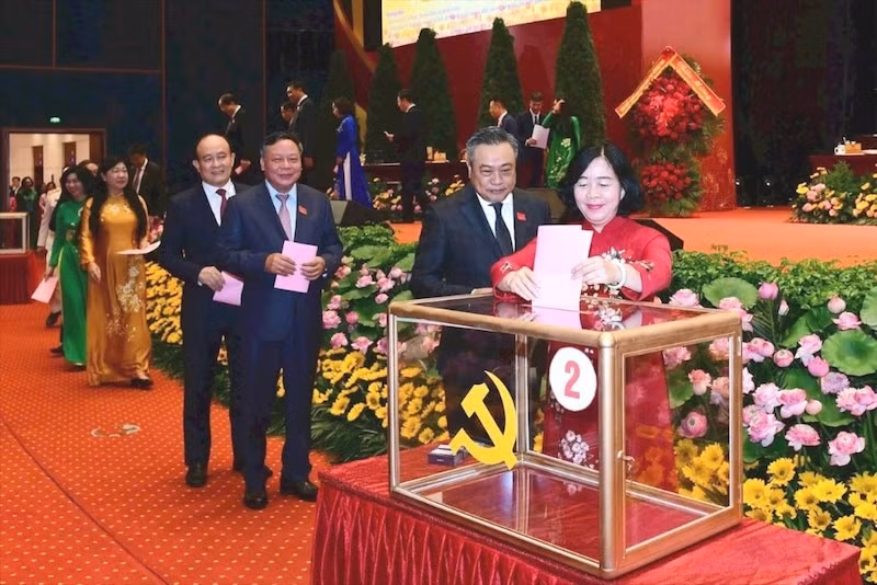 Các đại biểu bỏ phiếu bầu Ban chấp hành Đảng bộ thành phố Hà Nội lần thứ XVIII, nhiệm kỳ 2025-2030.